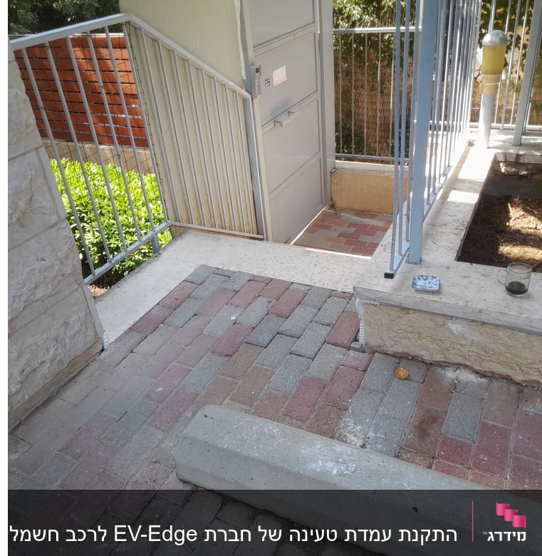 חוט חשמל לבן ליד קיר אבן